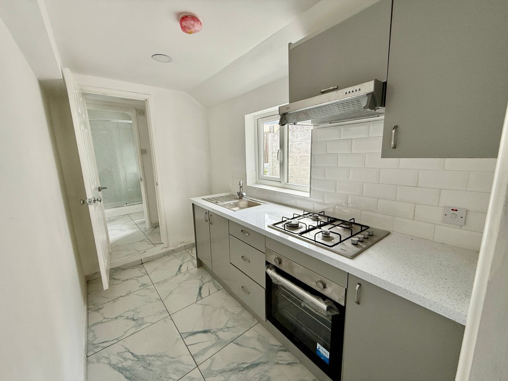 Lot: 112 - REFURBISHED TWO-BEDROOM HOUSE - Kitchen